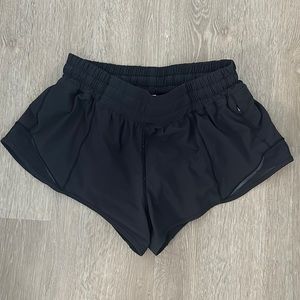 Lululemon Hotty Hot Low-Rise Lined Short 2.5"
 (BLACK)